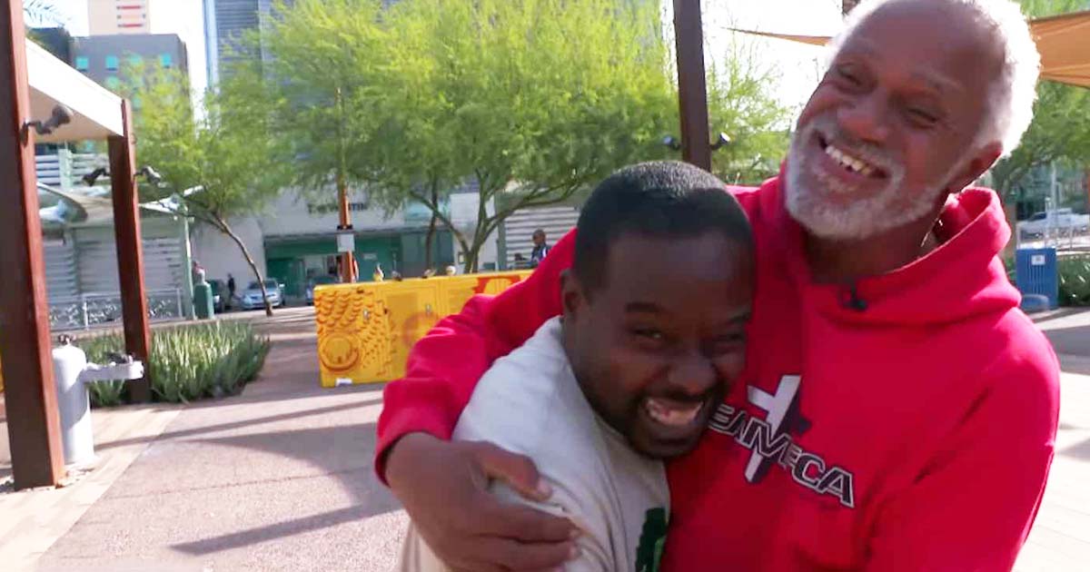 Homeless Elf Gives Away $100 Bills To Strangers On Behalf Of Secret