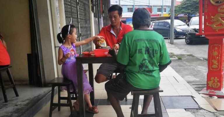 dad-and-daughter-feeds-stranger