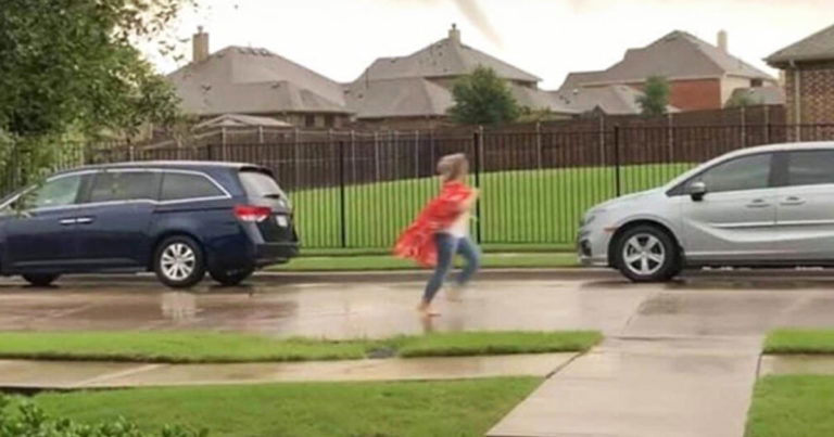 teacher-runs-during-tornado