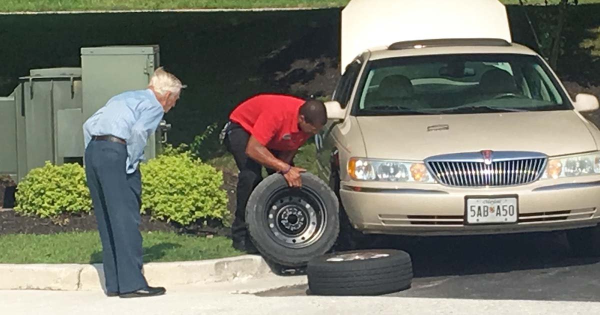 chick-fil-a-manager-helps-elderly-man-flatten-tire