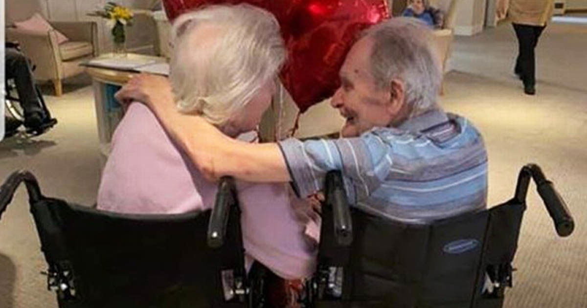 elderly-couple-kiss