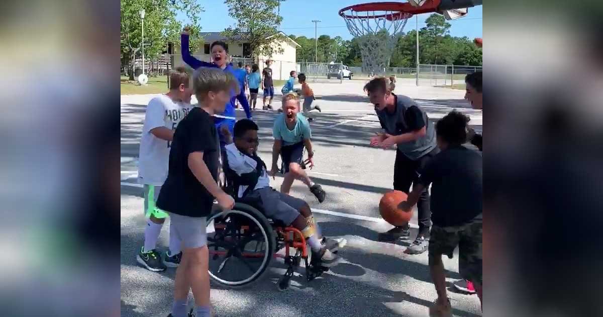 students-cheers-special-needs-classmate-basketball-game