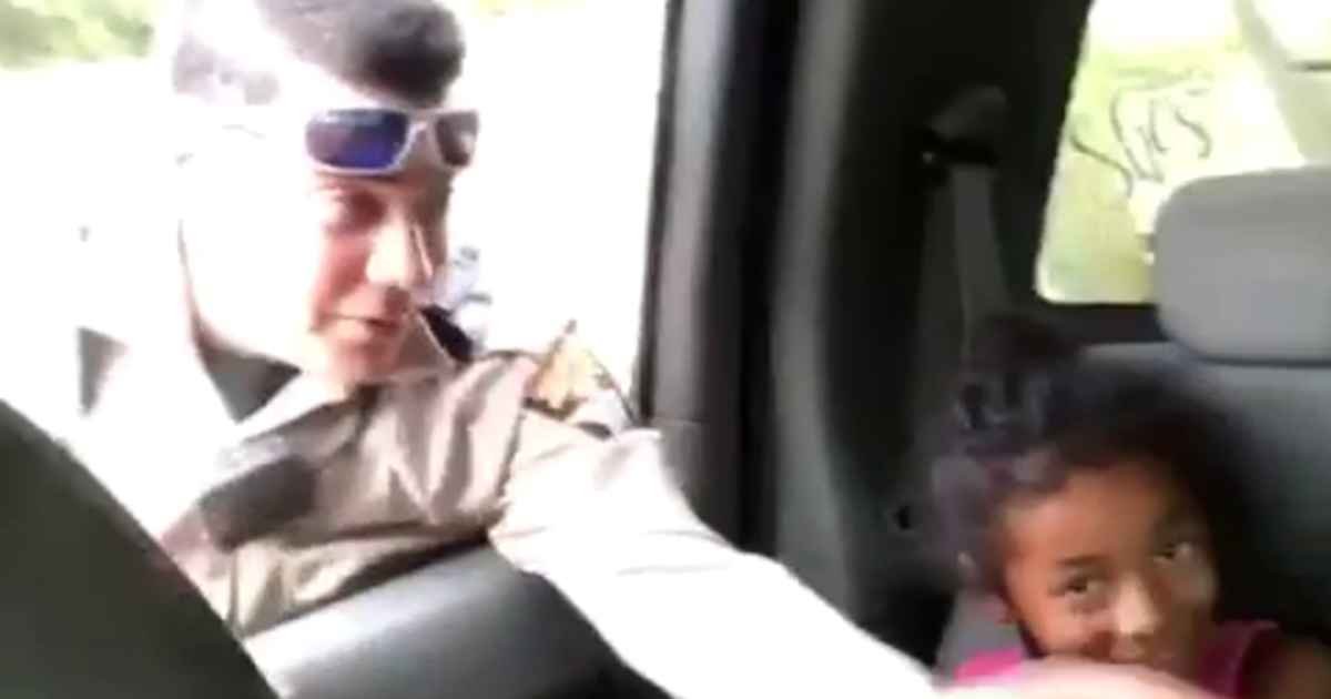 police-officer-prays-for-children