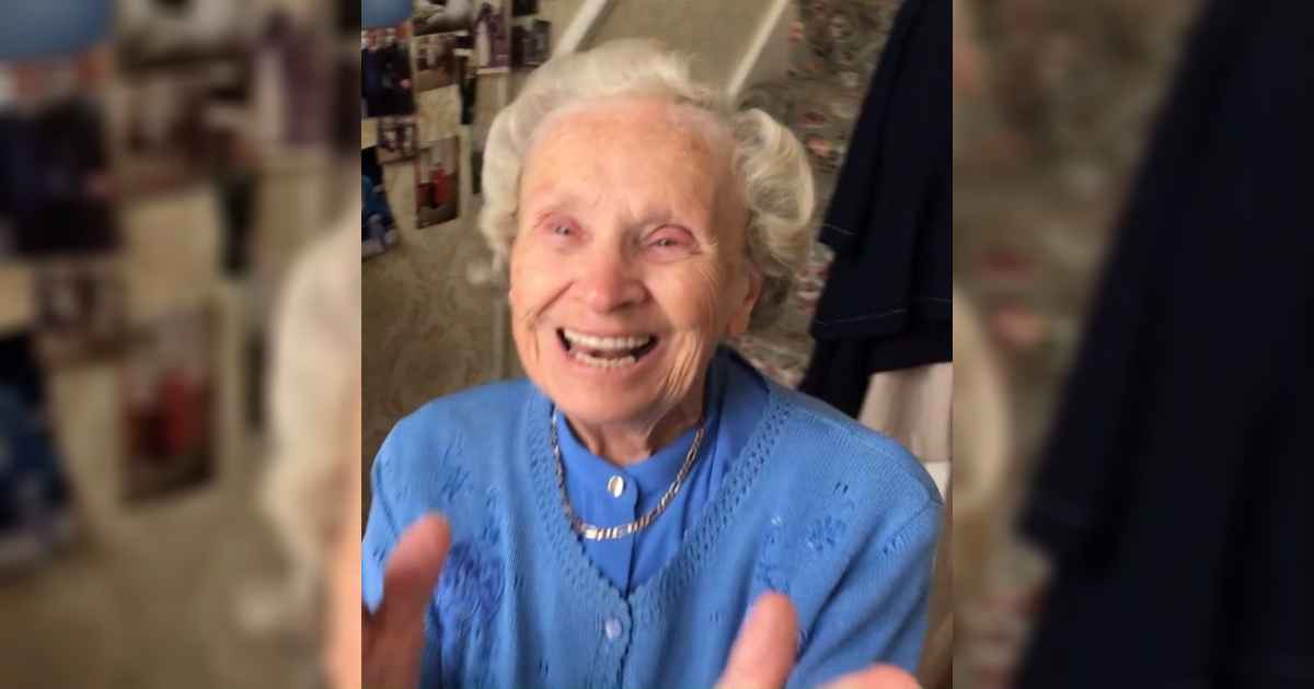 Man Serenades 86 Year Old Mother In Law With Alzheimer S With Sweet Rendition Of I Love You