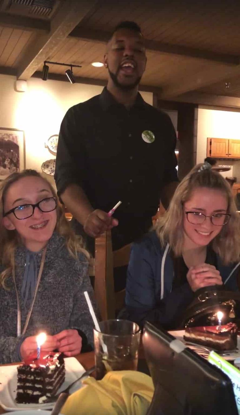 Olive Garden Waiter Stuns Everyone With Amazing 'Happy Birthday' FaithPot