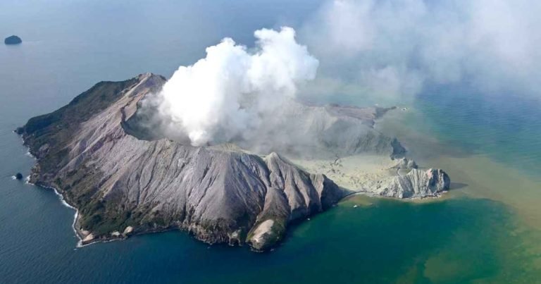 new-zealand-volcano-white-island