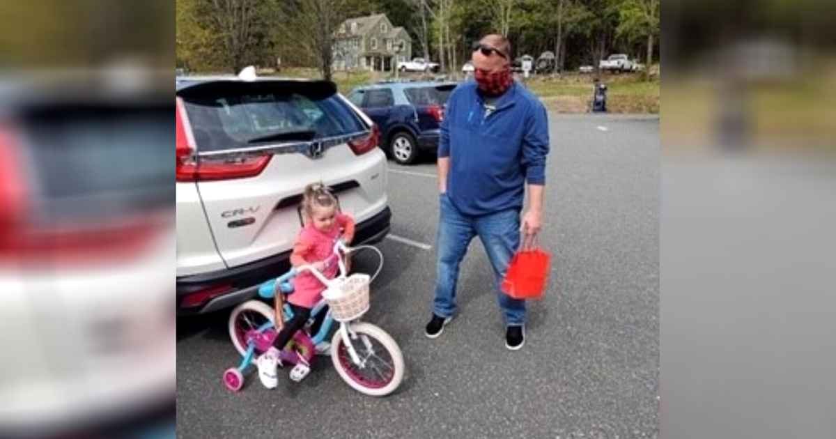 officer-gives-bike-to-little-girl