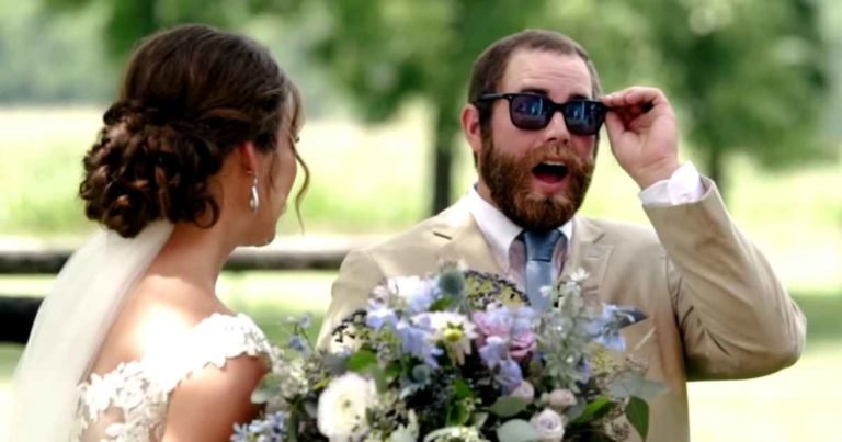 bride-gives-groom-color-blind-glasses