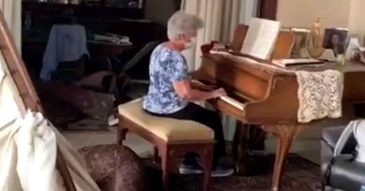 lebanese-grandma-plays-piano