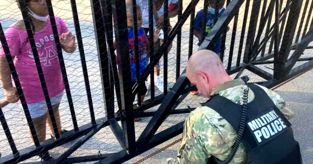 boy-prays-with-national-guardsman-kentucky-derby-protests