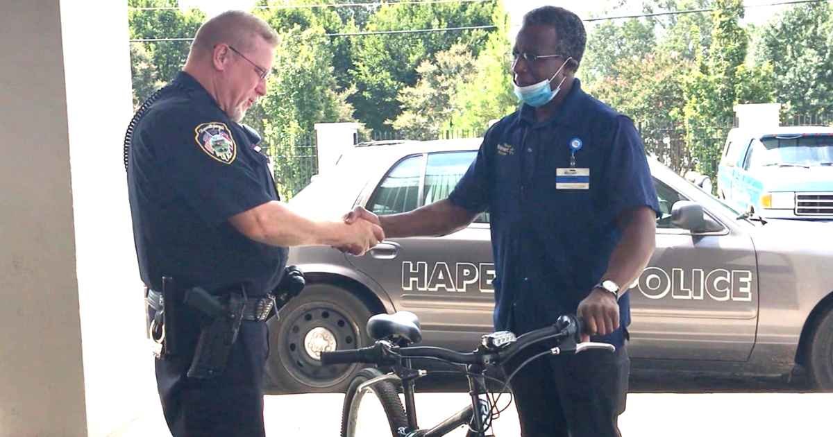 police-officer-gives-bike-to-theft-victim