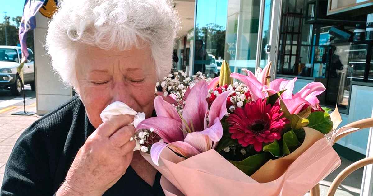 stranger-gives-widow-flowers