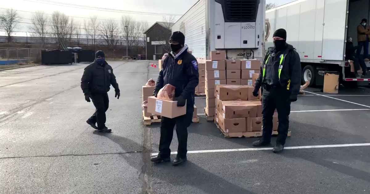 indiana-police-officers-delivers-food