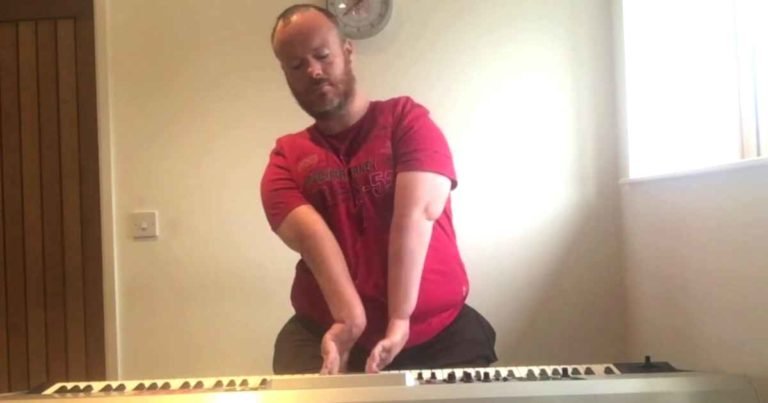 disabled-man-plays-piano-bart-gee