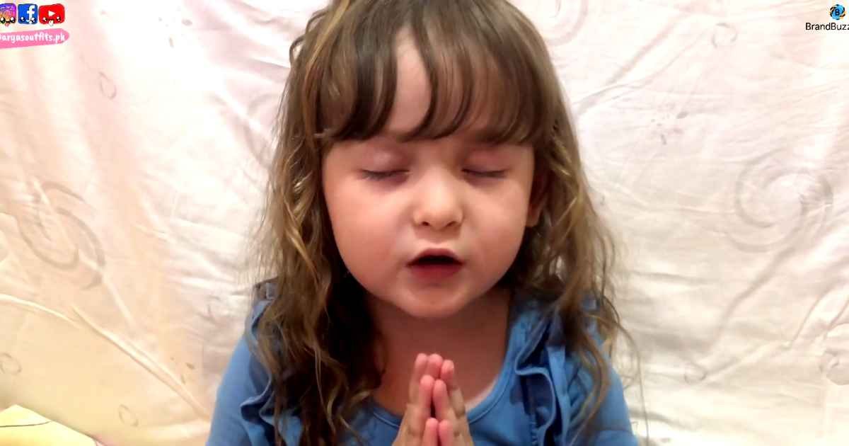 little-girl-prays-for-world