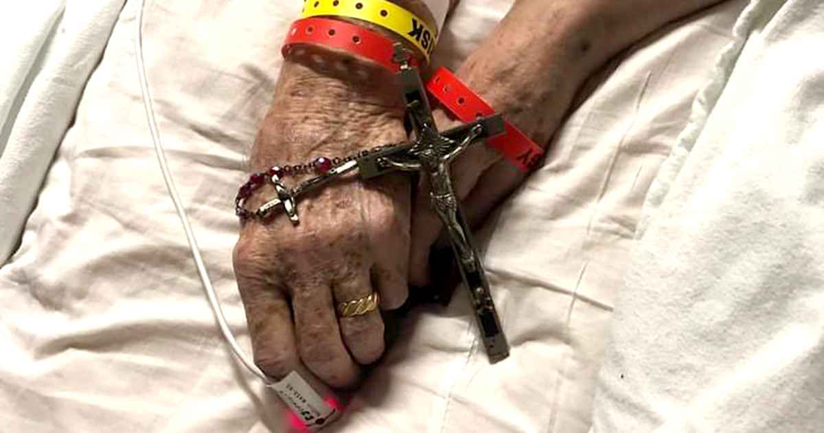 couple-died-holding-hands