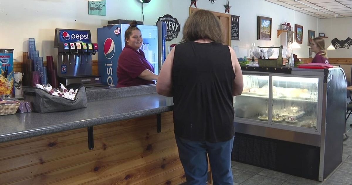 woman pays for strangers' meals