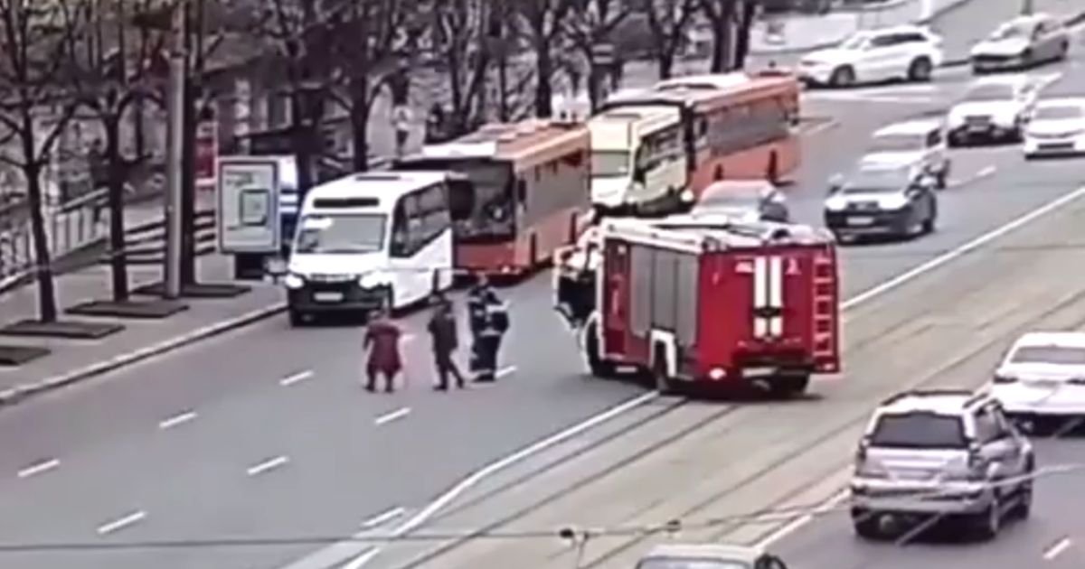 firefighters-stop-traffic-for-elderly-woman