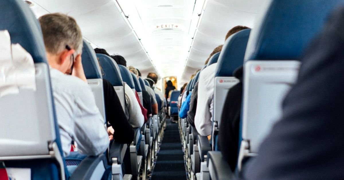 passengers-praying-on-flight