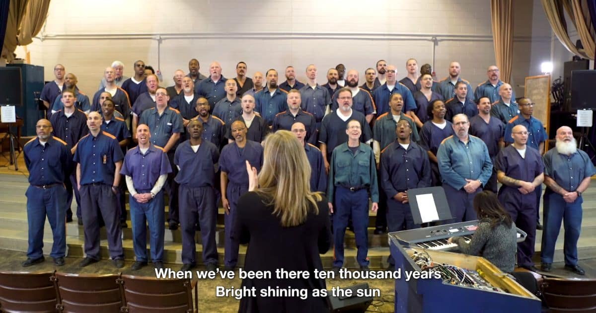 inmates-sing-amazing-grace