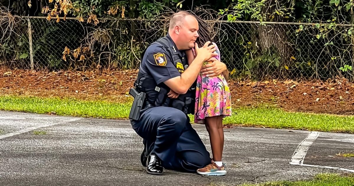 police-officer-comforts-little-girl
