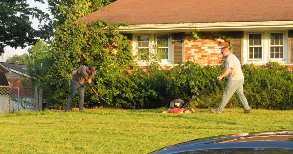 Police Officers Help Ailing Man With Yard Work After Overnight Shift Faithpot 