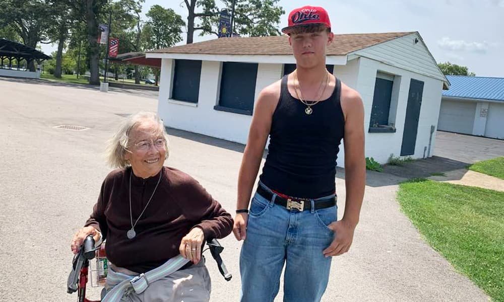 teen helps elderly woman