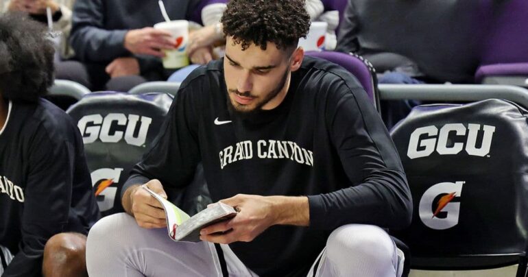 Basketball Star Reads Bible Before Game And Inspires Teammates | FaithPot