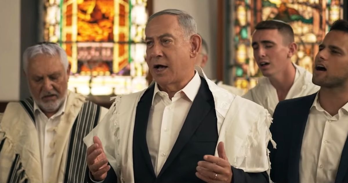 Benjamin Netanyahu singing prayer