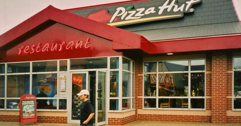 pizza hut sign typo